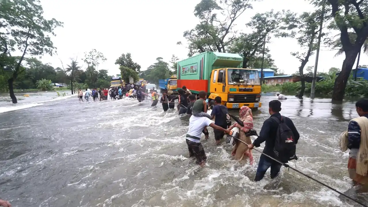 Bangladesh Floods Mein 13 Log Mare, 4.5 Million Affected