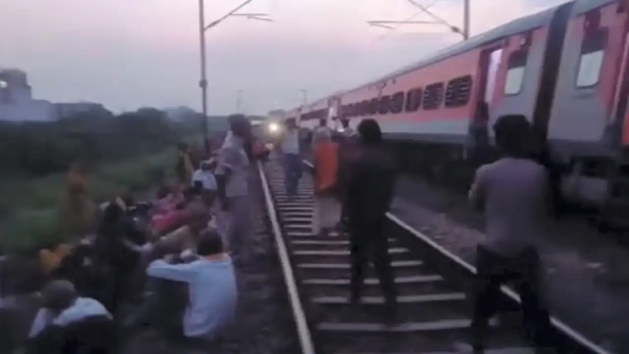 Sabarmati Express Kanpur ke paas derail hui, no casualties reported