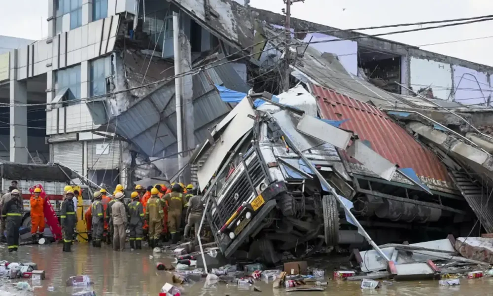 Lucknow: Transport Nagar mein building giri ,12 log Phasse