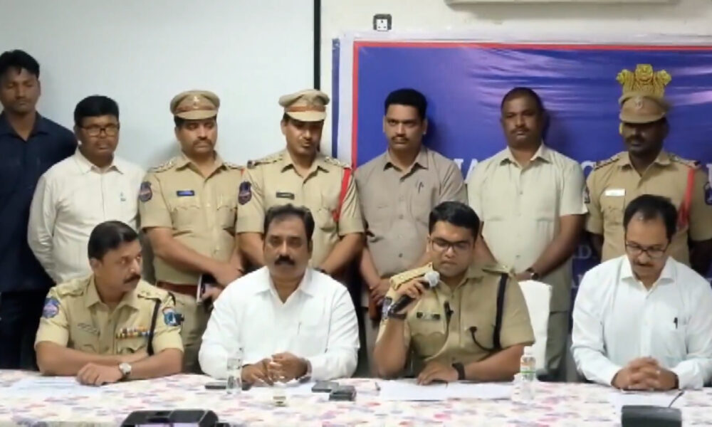 Khazana Jewellery Robbery 2 Bihar Gang Members Arrested in Hyderabad