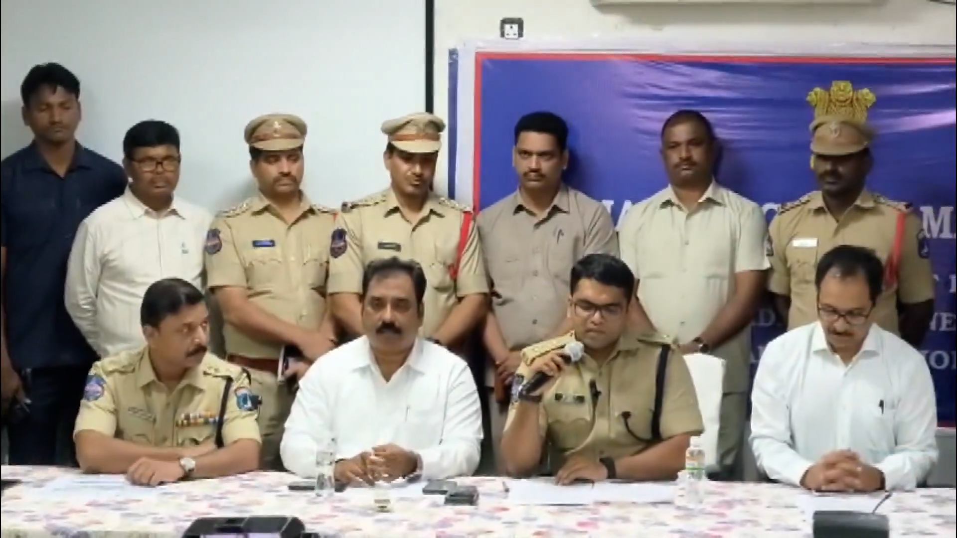 Khazana Jewellery Robbery 2 Bihar Gang Members Arrested in Hyderabad