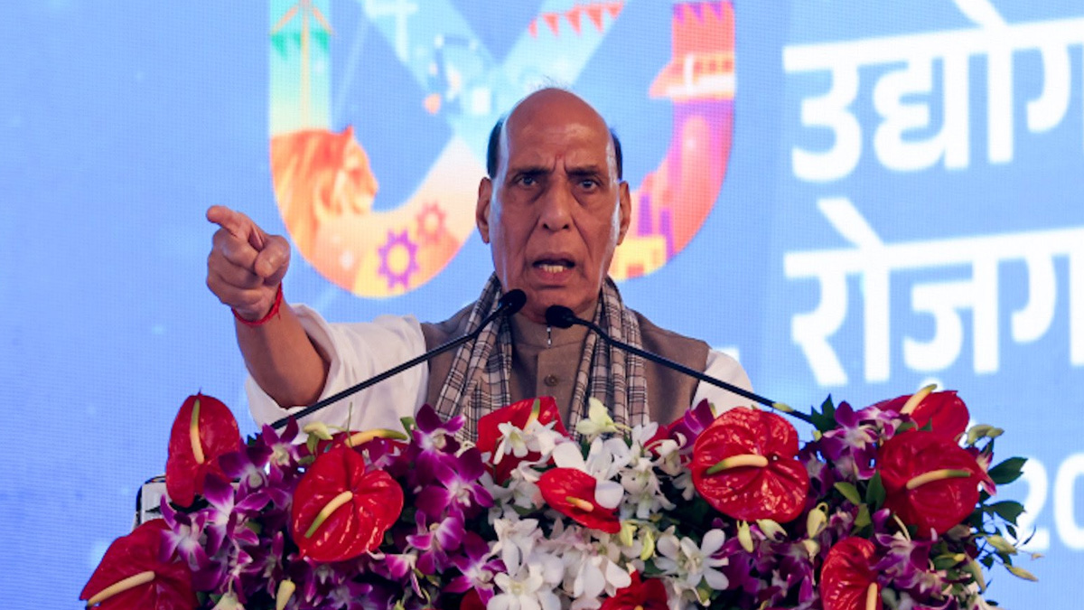 Rajnath Singh addressing public meeting in Raisen during BEML project launch