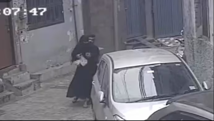UP mein Burqa wali mahila ke sath chhedkhani: Dekhiye CCTV Footage